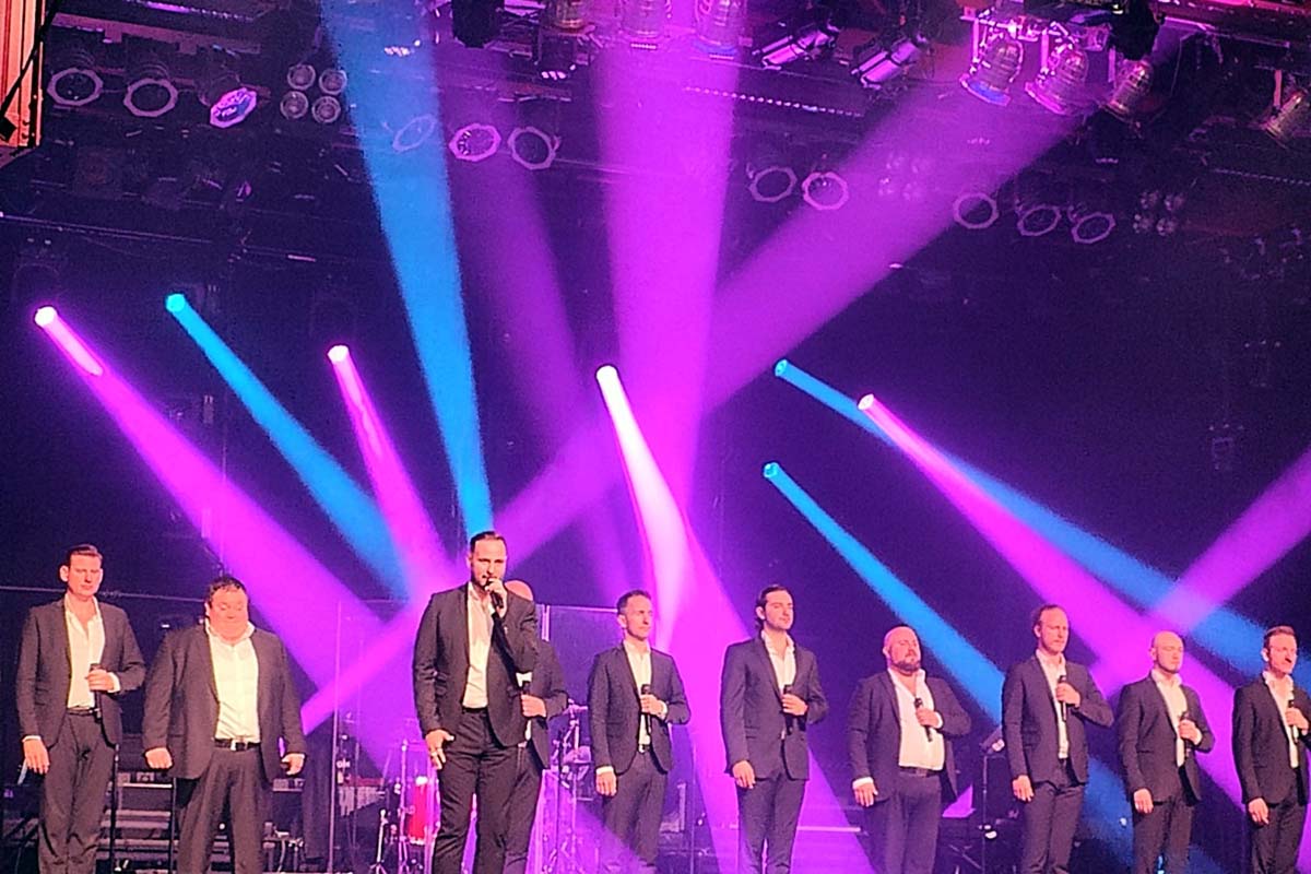 Mit einer faszierenden Bhnenshow begeisterten die 12 Tenors das Publikum (Bilder: kk)