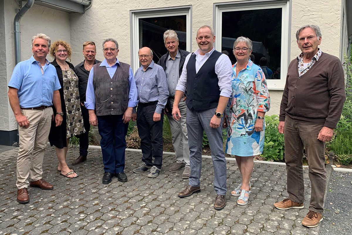 Von links: 1. Brudermeister Thomas Over, Schtzenknigin Andrea Reiprich, PR-Vorstand Thomas Herschbach, Scheibenwart Wolfgang Tuber, 1. Kassierer Norbert Weber, Ehrenbrudermeister Justus Reiprich, 2. Brudermeister Markus Dtsch, 2. Kassiererin Marita Babenhauserheide und Schriftfhrer und Chronist Klaus-Peter Klein. Foto: Verein