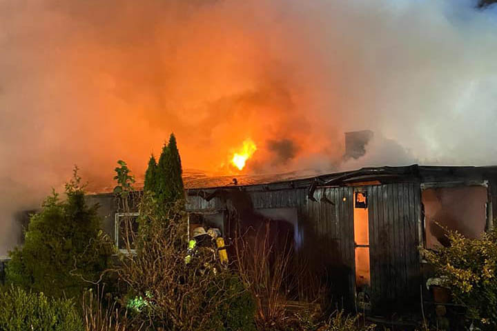 Vollbrand vernichtet Mehrfamilienhaus in Dreisbach 