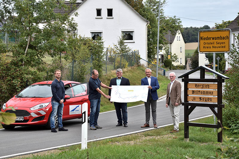 Zur Besichtigung der gelungenen Manahme trafen sich (v.r.n.l.): Brgermeister Volker Mendel, Landrat Achim Hallerbach, 1. Kreisbeigeordneter Michael Mahlert, Thomas Wengenroth (LBM) und Florian Scherer (Kreisverwaltung Neuwied). Foto: Kreisverwaltung