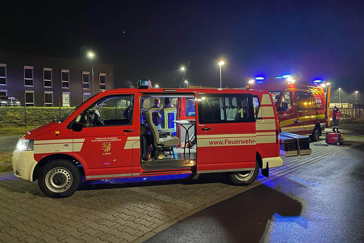 Die kreisbergreifende Zusammenarbeit der Feuerwehren hat wieder gut funktioniert. Fotos: Feuerwehr und DRK