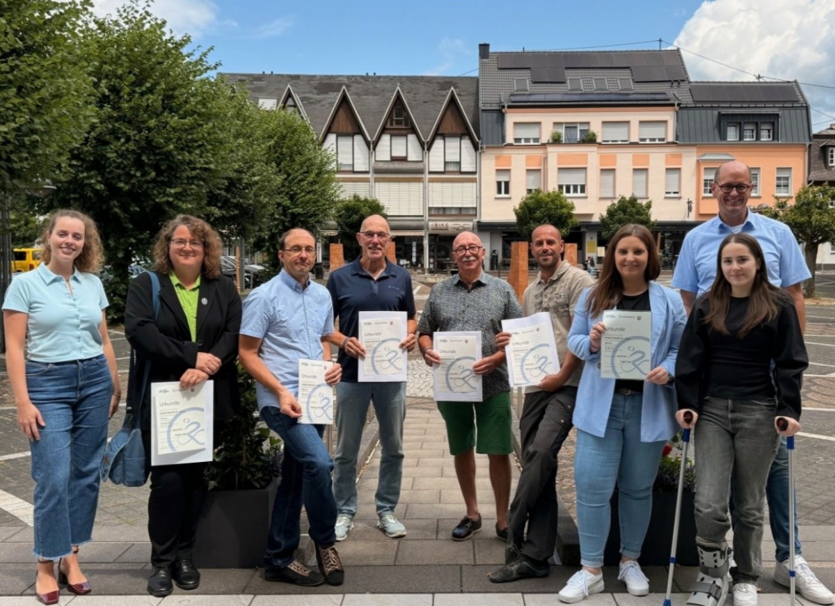 Bei der Siegerehrung berreichen Brgermeister Jan Ermtraud und seine Mitarbeiterinnen den Siegern die Preise (Foto: Sylwia Holetzek)