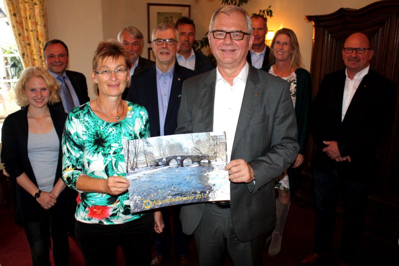 Auch dieses Jahr wieder prsentiert Georg Huf (vorne rechts) vom Lions Hilfswerk Westerwald in Zusammenarbeit mit den Lions Clubs Altenkirchen Friedrich Wilhelm Reifeisen, Bad Marienberg und Westerwald sowie des Leo-Clubs Westerwald den Adventskalender zu Gunsten von Kindern und Jugendlichen. Dieses Jahr wird das Zentrum fr Kinder- und Jugendpsychiatrie, Psychosomatik und Psychotherapie unter der Leitung von Oberrztin Dr. Sabine Singhof (vorne links) gefrdert. Foto: jkh