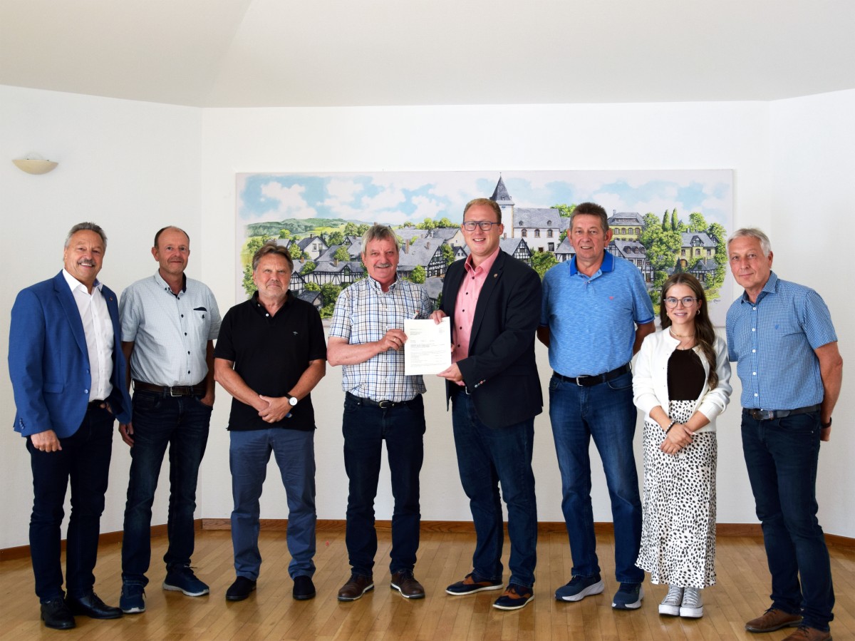Luteten den Start fr die Dorfmoderation in Anhausen ein (v.l.n.r.):
Hans-Werner Breithausen, Brgermeister der VG Rengsdorf-Waldbreitbach,
Diethelm Stein, Bauamtsleiter der Verbandsgemeindeverwaltung Rengsdorf-
Waldbreitbach, weitere Vertreter der Ortsgemeinde Anhausen, Heinz-Otto Zantop;
Ortsbrgermeister von Anhausen, Philipp Rasbach, Erster Kreisbeigeordneter,
weitere Vertreter der Ortsgemeinde Anhausen, Lilian Warnke, Sachbearbeiterin
Dorferneuerung Landkreises Neuwied und weitere Vertreter der Ortsgemeinde
Anhausen. Foto: Valerie Schmidt / Kreisverwaltung Neuwied