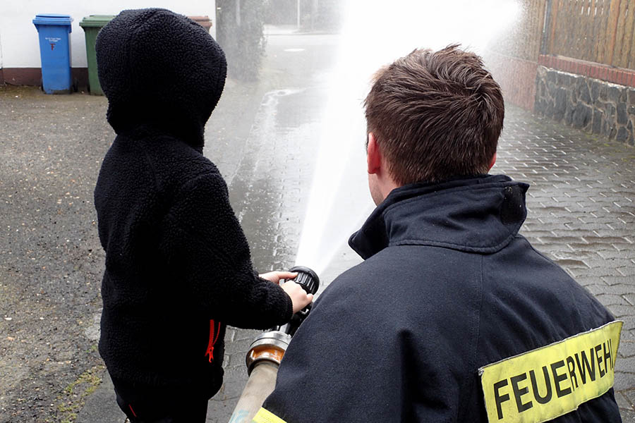 Wie ist es selbst ein Strahlrohr zu halten? Fotos: Feuerwehr