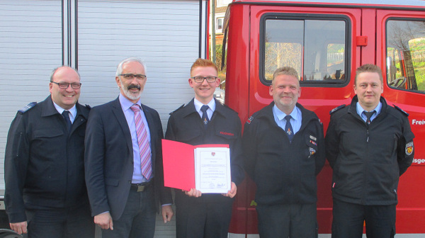 Gratulation zur neuen Aufgabe: (von links) Wehrleiter Matthias Theis, Brgermeister Wolfgang Schneider, der neue stellvertretende Wehrfhrer Simon Schupp, Wehrfhrer Wolfgang Schupp und der stellvertretende Wehrleiter Heiko Lichtenthler. (Foto: Verbandsgemeindefeuerwehr Daaden-Herdorf)