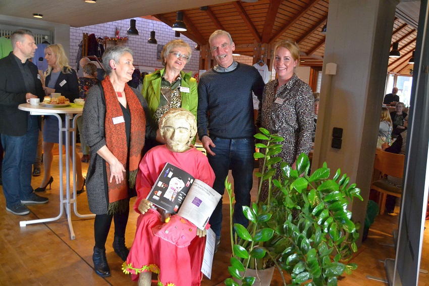 Bei Interviews blickten sie in Waldbrl auf das Wirken des Hospizdienstes: Die Koordinatorinnen Claudia Koch, Sabine Achenbach (v.li.) und Ann-Christine Peiseler (re.) mit Pfarrer Jochen Gran und einer Puppe im Paradieshemd. (Fotos: Johanniter/Sabine Eisenhauer)