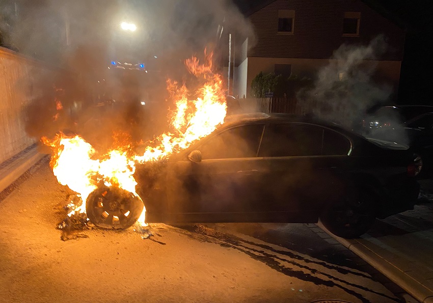 Pkw in Daaden stand in der Nacht in Flammen