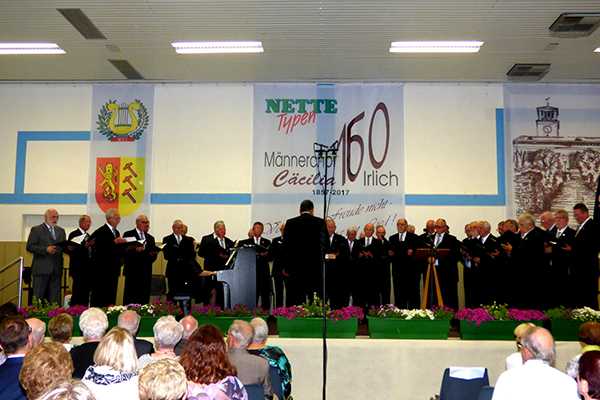 Der Jubilumschor MC Ccilia Irlich auf der Bhne der Turnhalle beim Hanne Haller-Song Vater Unser. Foto: Hans Hartenfels