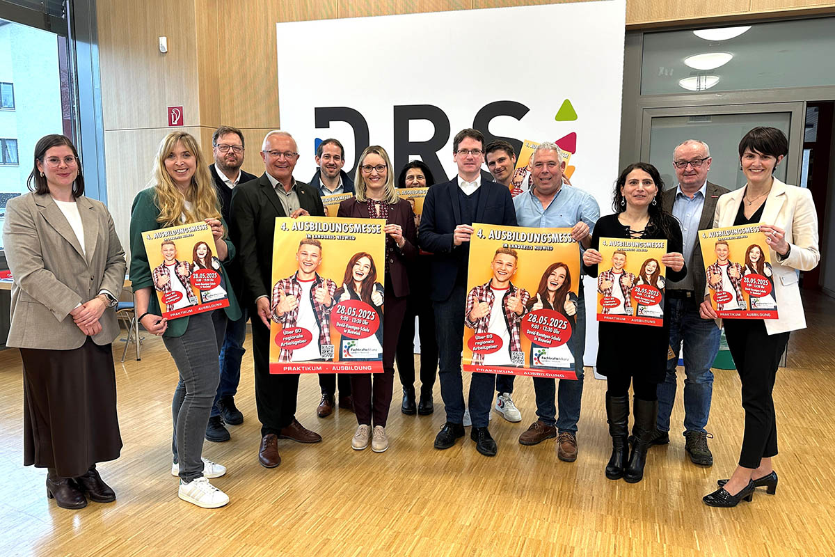Mit Landrat Achim Hallerbach, Oberbrgermeister Jan Einig, IHK-Regionalgeschftsfhrerin Kristina Kutting, WFG-Geschftsfhrer Harald Schmillen und die Leiterin der Agentur fr Arbeit Neuwied, Stefanie Adam, freuen sich mit den weiteren Vertretern der Fachkrfteallianz auf eine gute Resonanz der
Ausbildungsmesse. Foto: Thomas Herschbach