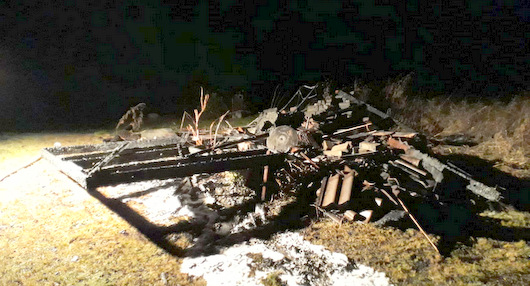 Viel blieb nicht brig von der Gartenhtte in Herdorf-Sassenroth. (Foto: Verbandsgemeinde-Feuerwehr Daaden-Herdorf) 