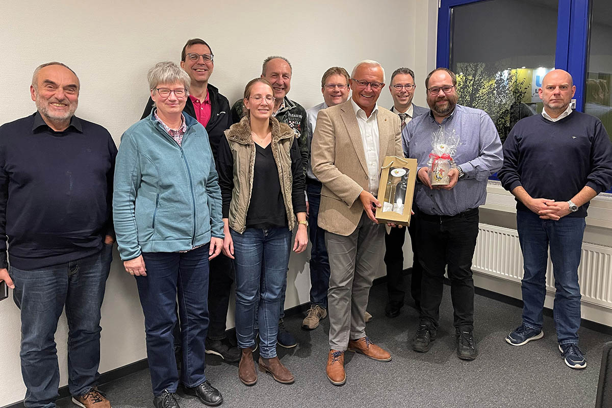 Beim jngsten Austausch mit dem Beirat Notfallseelsorge des Landkreises Neuwied musste Landrat Achim Hallerbach mit Pfarrer Andreas Burg krzlich einen der Notfallseelsorger des Landkreises aufgrund von dessen seelsorgerischer Neuorientierung verabschieden. Foto: Volker Lemgen / Kreisverwaltung Neuwied.