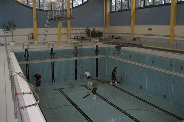 Wenn das Wasser abgelassen ist, rcken die Schwimmmeister mit Schrubbern an und reinigen die Kacheln und Fugen. Foto: Stadt Montabaur