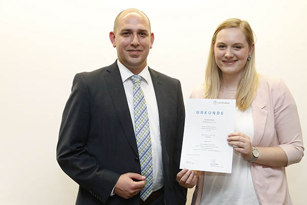 Alina Meinke zhlt zu den besten Azubis der Genossenschaftsinstitute in Nordrhein-Westfalen und im nrdlichen Rheinland-Pfalz. Mit ihr freut sich Ausbildungsleiter Stefan Wlwer. Foto: pr