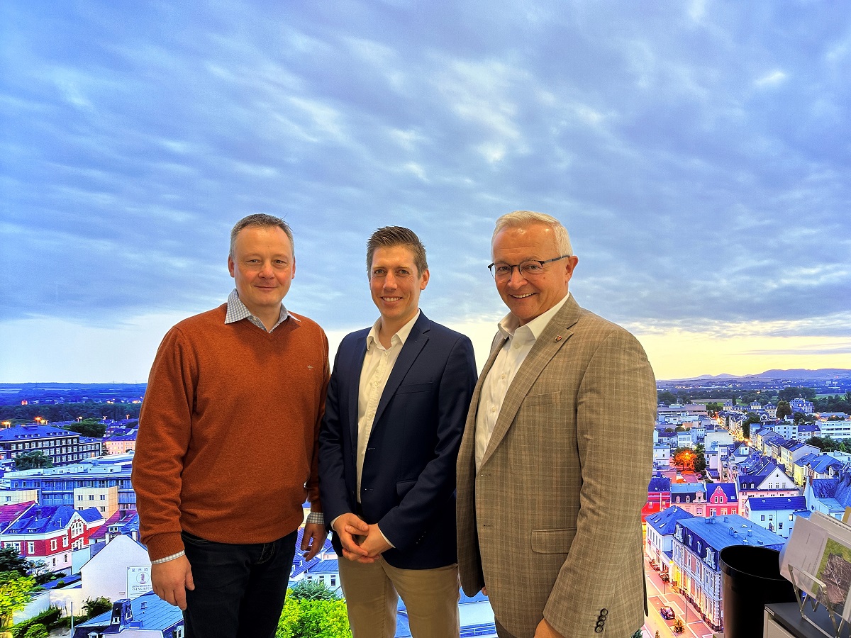 Landrat Achim Hallerbach konnte jetzt mit Markus Sander (Mitte) den neuen Leiter der Kriminalinspektion Neuwied kennenlernen. Zum Premieren-Austausch wurde er begleitet von Kriminaldirektor Thorsten Runkel. (Foto: Thomas Herschbach)