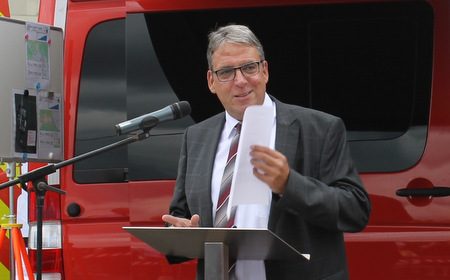 Der Erste Beigeordnete Andree Stein begrt die Gste vor dem Feuerwehrhaus in Heiligenroth. (Foto: Verbandsgemeinde Montabaur)