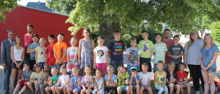 Bei strahlendem Sonnenschein besuchte der Erste Beigeordnete Andree Stein (links) die Ferienkinder und ihre Betreuer in der Joseph-Kehrein-Schule. (Foto: Verbandsgemeinde Montabaur) 