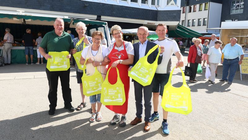 V.l.: Marktmeister Thilo Daubach, Marcel de Lugt, Blumenstand, Ursula Saal, Saals Ksekiste, Gerlinde Eberth, Westerwlder Wurstwaren, Josef Schller, Citymanager Montabaur, Oliver Friedsam, Geflgelstand. Foto: Stadt Montabaur/Olaf Nitz