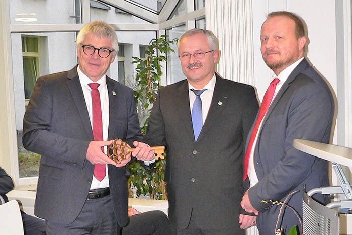 LBB-Geschftsfhrer Holger Basten (links) berreicht den symbolischen Schlssel der LBB-Niederlassung Diez an deren neuen Leiter, Gabriel Handke. Fr das Finanz- und Bauministerium gratuliert Bau-Abteilungsleiter Felix Edlich. Foto: LBB/Spies