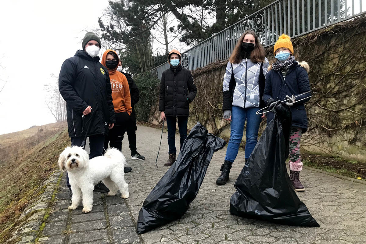 Aus der Not der Corona-Ausnahmesituation machen die Schler der Stefan-Andres-Schule unter der Leitung von Sportlehrer Christian Wagner eine Tugend und befreien die malerische Rheinpromenade von Unrat. Foto: Kulturstadt Unkel