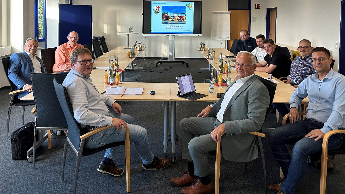 Kreis-Katastrophenschutz f�r Ernstfall ger�stet 
Arbeitskreis �Brand- und Katastrophenschutz� thematisierte Planungen zu Bedarf, Entwicklung und Ziviler Alarmierung

Kreis Neuwied. Der Brand- und Katastrophenschutz des Landkreises Neuwied ist gut aufgestellt und auch f�r das kommende Jahr ger�stet. Auf diesen Nenner l�sst sich die j�ngste Sitzung des gleichnamigen Arbeitskreises mit Landrat Achim Hallerbach und Brand- und Katastrophenschutzinspekteur (BKI) Holger Kurz im Verwaltungsstabsraum des Brand- und Katastrophenschutzzentrums des Landkreises Neuwied bringen.
�Die Herausforderung `Bev�lkerungsschutz� nimmt in unseren Planungen eine herausragende Stellung ein. Um unserer Verantwortung gerecht zu werden und f�r alles gewappnet zu sein, werden wir weiter proaktiv die Initiative ergreifen und den bisherigen Weg vorausschauenden Handelns fortsetzen�, betonte Landrat Achim Hallerbach nicht zuletzt mit Blick auf die Verantwortung, vor die sich auch der Landkreis Neuwied gestellt sieht.
Vom Land ist Katastrophenschutz n�mlich per Gesetz (LBKG) als eine Auftragsangelegenheit f�r die Landkreise gewidmet. �Darin enthalten sind die Aufstellung eines Bedarfs- und Entwicklungsplanes bis 31. Dezember 2027 sowie die Ausarbeitung von Gefahren- und Risikoanalysen und Alarm- und Einsatzpl�nen, bei denen die Landkreise federf�hrend sind. Hinzu kommen Aufgaben wie die Bildung von operativen und administrativen F�hrungskomponenten, die Schaffung einer Struktur zur Einbindung Spontanhelfender und die Katastrophenalarmierung�, erl�uterte BKI Holger Kurz den Mitgliedern des Arbeitskreises. Im �brigen ist in den eindeutigen Landesregelungen zur Gesamtleitung ebenfalls die Notwendigkeit fixiert, die Stelle eines Brand- und Katastrophenschutzinspekteurs vorzuhalten, der seine Aufgaben hauptamtlich wahrnimmt. Ebenso wie die Regelungen zum Einsatz der medizinischen Task Force z�hlt unter anderem auch die verpflichtende Durchf�hrung von �bungen zu den wesentlichen gesetzlichen Neuerungen.

Die Pl�ne m�ssen bis zum 31. Dezember 2027 dem Landesamt f�r Brand- und Katastrophenschutz vorgelegt werden; allerdings ist die Landesregierung derzeit noch dabei, die entsprechenden Vorgaben zu entwickeln. Insofern macht es durchaus Sinn, wenn die Landkreise sich erst dann an die Planerstellung begeben, wenn die Vorgaben bekannt sind. 
�Klar ist bereits jetzt, dass der Landkreis Neuwied f�r das Jahr 2026 Investitionen in H�he von rund 2,7 Millionen Euro in seinen Brand- und Katastrophenschutz veranschlagt. Den L�wenanteil nimmt dabei der Ausbau des Sirenennetzes mit einem Volumen in H�he von rund 1,15 Millionen Euro ein, an dem sich das Land mit einer F�rderung von voraussichtlich 750.000 Euro beteiligt�, verweist Landrat Achim Hallerbach auf Eckdaten. 
Im zur Neige gehenden Jahr 2025 bildete wiederum die Fertigstellung und Inbetriebnahme des Brand- und Katastrophenschutzzentrums das herausragende Ereignis. Bereits kurz nach der Einweihung erweiterten dort Blaulicht-Einheiten im Landkreis mit �ber 200 F�hrungskr�ften aus allen Feuerwehren und Hilfsorganisationen im Landkreis -darunter THW, DRK, DLRG und Malteser- im Rahmen der F�hrungskr�fte-Fortbildung ihren Wissensstand.
Ihr professionelles K�nnen, ihre Motivation und ihre Einsatzbereitschaft konnte dar�ber hinaus die Technische Einsatzleitung des Landkreises Neuwied bei einer gro�angelegten Katastrophenschutz�bung im n�rdlichen Rheinland-Pfalz bei Wissen unter Beweis stellen. Dabei hatte die �ber�rtliche Bereitschaft aus dem Leitstellenbereich Koblenz mit lokalen Kr�ften den Ernstfall geprobt. 
�Solche gemeinsamen �bungen sind immens wichtig. Nicht nur, dass die anr�ckenden Kr�fte ihre F�higkeiten f�r den Marsch und die F�hrung �ben k�nnen. Vielmehr sind auch wir als aufnehmende Kommune in der Lage, unsere Konzepte zur Unterbringung von Einsatzkr�ften und die Zusammenarbeit mit ausw�rtigen Einheiten ebenfalls zu testen.  Vom gegenseitigen Austausch profitieren wir alle�, betont BKI Holger Kurz.
Seine Hausaufgaben macht der Landkreis Neuwied ebenfalls bei der Zivilen Verteidigung. Seit Jahren gibt es im Landkreis Neuwied den sogenannten �Verwaltungsstab�, in anderen Bundesl�ndern als Krisenstab bekannt, der sich regelm��ig mit dem Ernstfall in seinen verschiedenen Auspr�gungen auseinandersetzt. So wurden bei einer dreit�gigen Schulung des Verwaltungsstabes im Fr�hjahr an der Bundesakademie f�r Bev�lkerungsschutz und Zivile Verteidigung (BABZ) in Bad Neuenahr-Ahrweiler die weiterf�hrenden Grundlagen des administrativ-organisatorischen Krisenmanagements thematisiert, erst k�rzlich fand eine weitere interne ganzt�gige �bung des Verwaltungsstabes im Brand- und Katastrophenschutzzentrums statt.
�Wie im Sport f�hrt nur das regelm��ige disziplinierte Training auf allen Leistungsebenen, in der gerade neue Erkenntnisse und Methoden eine Rolle spielen, zum Erfolg. Und der Erfolg ist umso wichtiger, wenn es nicht um ein Spiel, sondern um die Verantwortung f�r den Ernstfall des Bev�lkerungsschutzes geht�, appellierte Landrat Achim Hallerbach an alle Verantwortlichen, in ihren diesbez�glichen Anstrengungen nicht nachzulassen. 

Foto-Unterzeile: Auf seiner j�ngsten Sitzung befasste sich der Arbeitskreis �Brand- und Katastrophenschutz� mit dem aktuellen Sachstand der Planungen zu Bedarf, Entwicklung und Ziviler Alarmierung im Bev�lkerungsschutz. Foto: Thomas Herschbach
