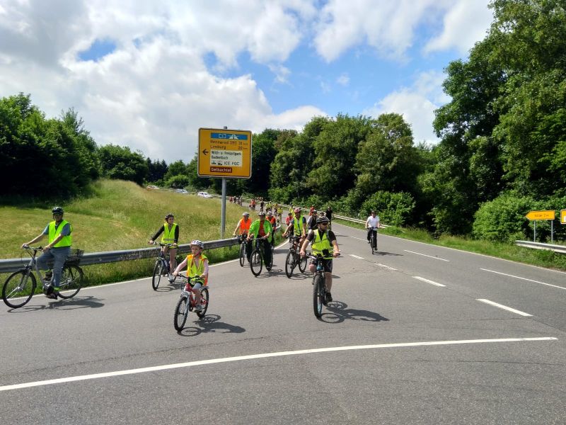 ffentlichkeitswirksam setzen sich die Brger fr den Bau eines Radwegs entlang der L326 ein. Foto: Rita Schneider