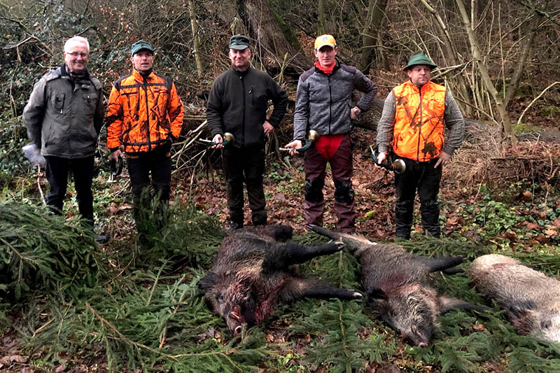 VG Montabaur: Am Ende einer erfolgreichen Jagd auf der Montabaurer Hhe: (v.l.) Der Erste Stadtbeigeordneter Gerd Frink, Forstrevierleiter Steffen Koch sowie die Jagdhornblser. Foto: Andreas Leidig