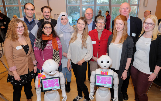 Projekt Pepper: Roboter könnten in der Pflege unterstützen