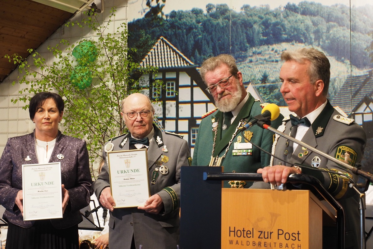 In Gegenwart des 1. Brudermeisters Thomas Over verlieh Bundeschtzenmeister Emil Vogt das Silberne Verdienstkreuz des Bundes der Historischen Deutschen Schtzen an Monika Over und Norbert Weber. (Foto: Jrgen Dietz)