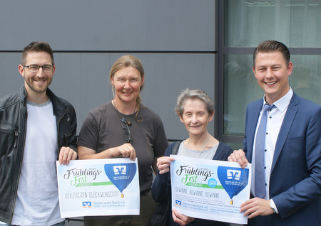 Glckwnsche zum Hauptpreis: (von links) Christoph Weller und Elisabeth Kreimer von der Aktionsgemeinschaft Betzdorf, Hauptgewinnerin Tanja Bestvater sowie Christian Bauer, Marktbereichsleiter der Westerwald Bank in Betzdorf. (Foto: Westerwald Bank) 
