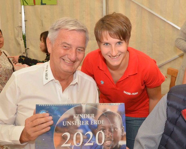 Den Kalender 2020 der Stiftung hatte Reiner Meutsch (links) mitgebracht, hier mit Nina Stahl vom Basarteam. (Foto: tt)