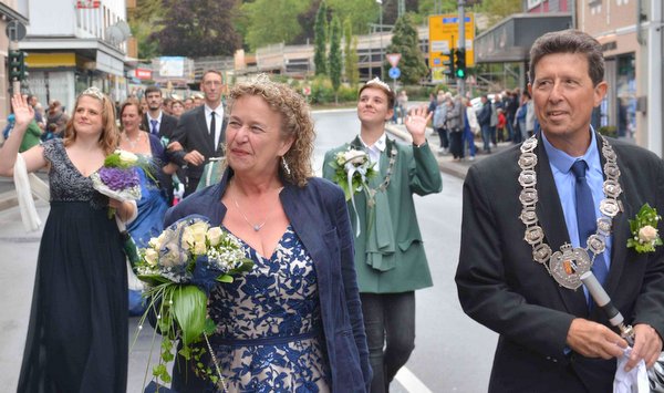 Gut gelaunt und trockenen Fues kamen das Knigspaar und die weiteren Zugteilnehmer im Festzelt an. (Foto: tt)