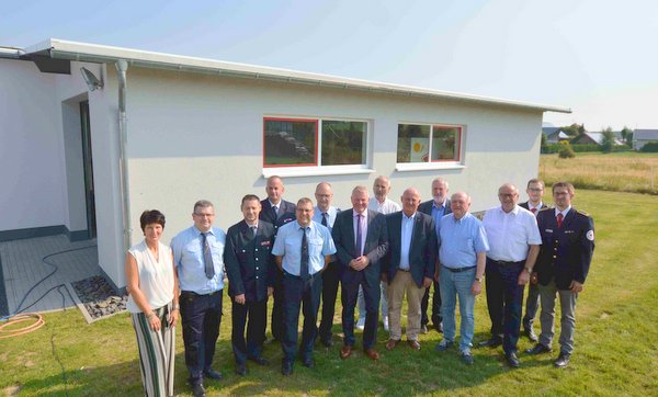 An der neuen Fahrzeughalle der Feuerwehr stellten sich die Offiziellen zum Erinnerungsfoto auf. Auf der gegenberliegenden Seite des Gebudes wurde eine Halle fr das DRK angebaut. (Foto: tt)