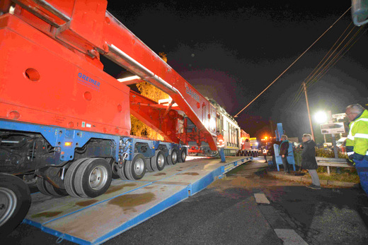 Zur Hlfte ist der Schwerlasttransport hier bereits ber die zweite berbrckungskonstruktion gerollt. (Foto: tt)