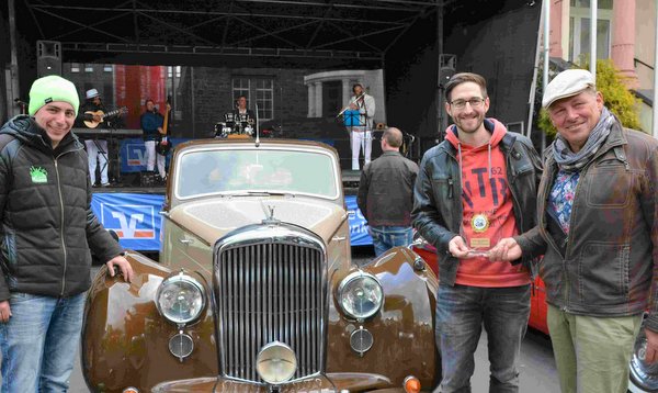 Den erstmals fr den schnsten Oldtimer vergebenen Pokal nahm Hans Achenbach (rechts) entgegen. An dem Bentley stellten Denis Hilger (links) und Christoph Weller mit auf. (Foto: tt)
