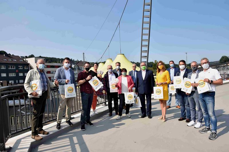 Bequem kann man wieder von der einen Seite auf die andere der Stadt kommen. Die sanierte Fugngerbrcke nutzten auch die Offiziellen. Foto: (tt)