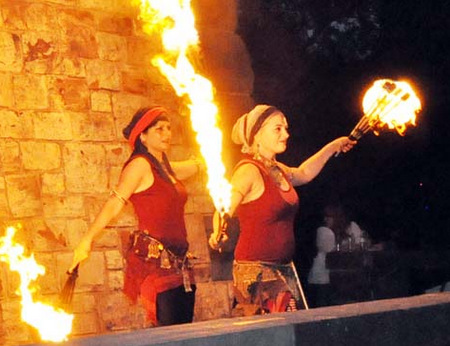 Alea Brigantia (links) und Polina Lux zeigten eine beeindruckende Feuershow beim Bismarckturm-Fest. (Foto: kk) 