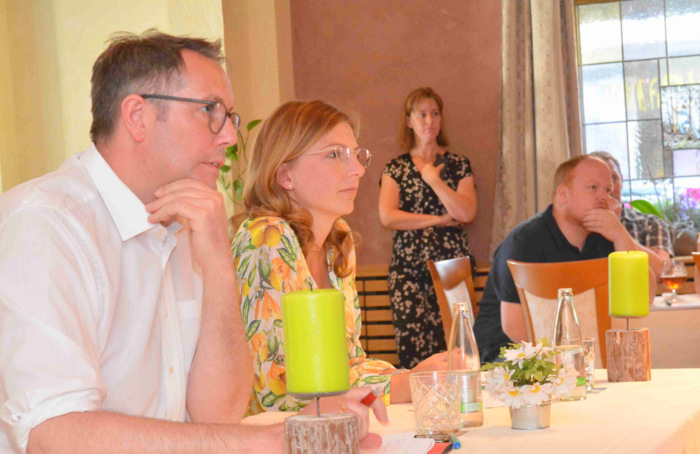 Alexander Schweitzer und Sabine Btzing Lichtenthler hrten aufmerksam zu, was die Vertreter von Haubergsgenossenschaften und Waldbesitzern zu sagen hatten. (Foto: tt)