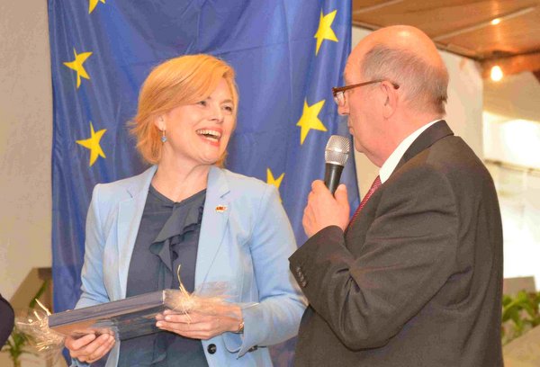 Bundeslandwirtschaftsministerin Julia Klckner war zu Gast beim CDU-Kreisverband Altenkirchen, Kreisvorsitzender Michael Wschenbach, MdL, berreichte ein Geschenk. (Foto: tt)