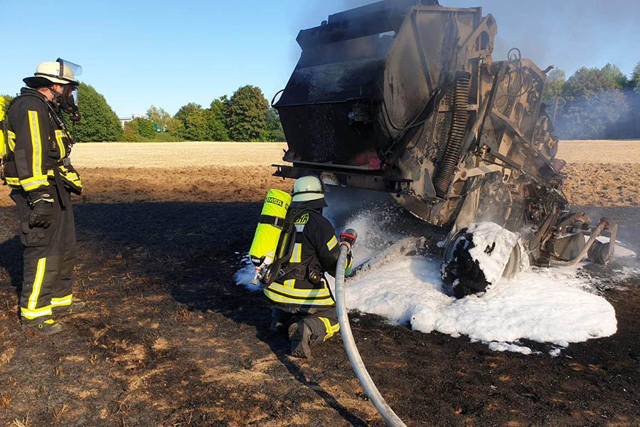 Ballenpresse gert in Brand - Feuer greift auf Feld ber