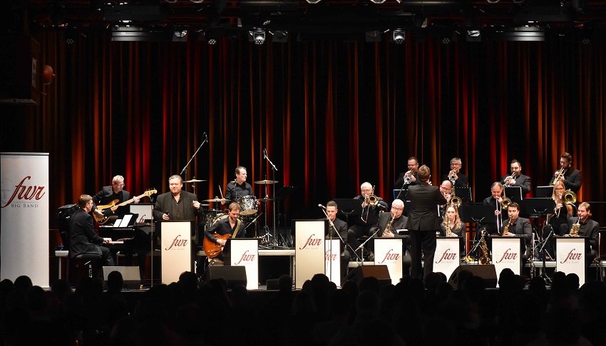 Die komplette Friedrich-Wilhelm-Raiffeisen-Bigband mit den 17 Kpfen, Grnder und Bandleader Marco Lichtenthler und Snger Freddy Pieper. Foto: (tt)