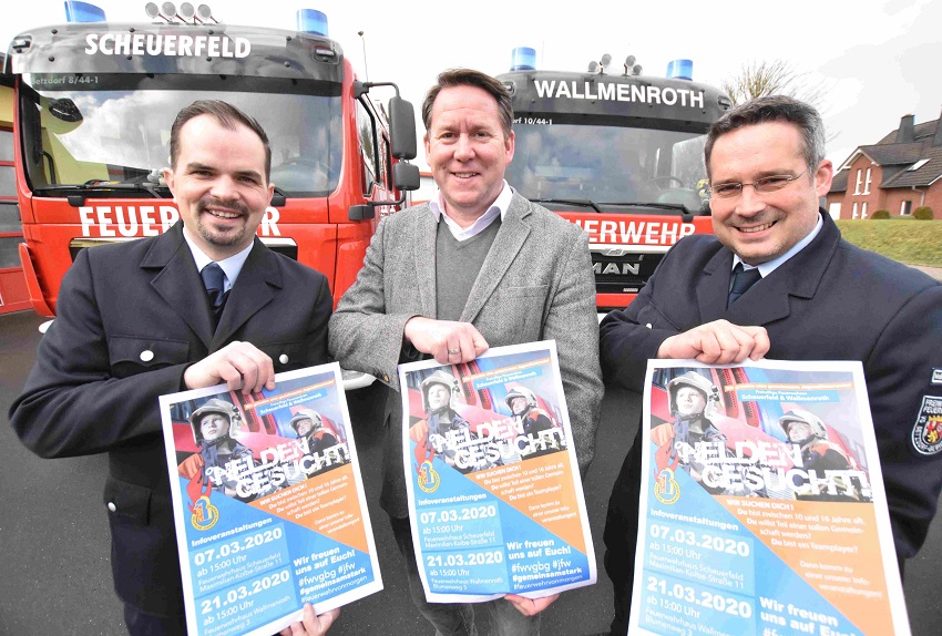 Helden gesucht steht auf den Plakaten, die (von links) Timo Martin, Joachim Brenner und Boris Blser in die Kamera hielten, als sie von der Grndung eine Jugendwehr in Scheuerfeld und Wallmenroth berichteten. Foto: (tt)