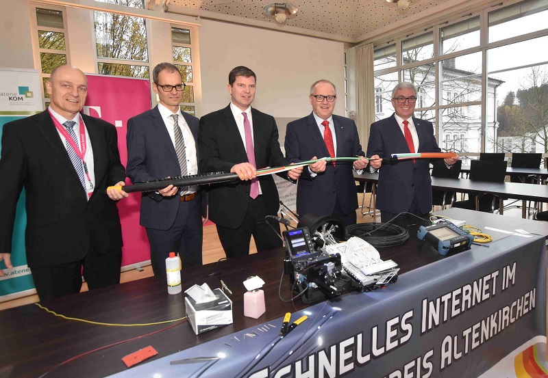 Schnelles Internet im Landkreis Altenkirchen: Glasfaserkabel macht das mglich. Ein Stck halten bei der Abschlussveranstaltung anlsslich der Fertigstellung des FTTC-Breitbandprojektes (von links) Ralph Remlinger, Frank Krger, Maik Khler, Dr. Peter Enders und Roger Lewentz. Foto: (tt)