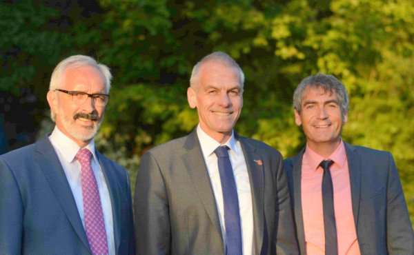 Die neue Spitze der Kreisgruppe Altenkirchen des Gemeinde- und Stdtebundes: Vorsitzender Fred Jngerich (Mitte) mit seinen Stellvertretern Wolfgang Schneider (links) und Dietmar Henrich. (Foto: tt)