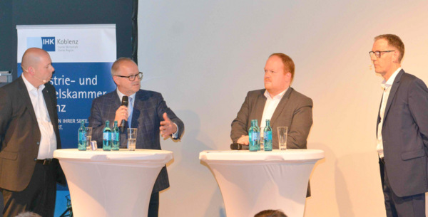 In einem Wechselspiel beantworteten Dr. Peter Enders (2. von links) und Andreas Hundhausen (2. von rechts) die Fragen, die Oliver Boeck (links) und Jrg Rttgen (rechts) stellten. (Foto: tt)
