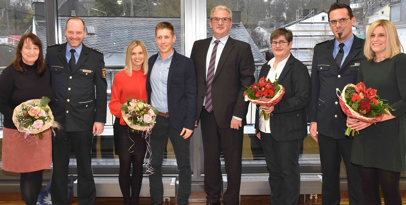 Nach Verabschiedung und Amtseinfhrung stellten sich auf (von links): Ehefrau Miriam Weitershagen, Christof Weitershagen, Ehefrau Linda Sander, Markus Sander, Polizeiprsident Karlheinz Maron, Christine Muhl, Marcus Franke und Ehefrau Michaela Schulz. Foto: (tt)