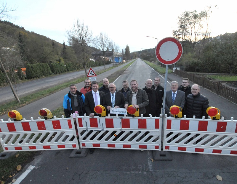 Offizieller Baubeginn mit Landrat an der K93: Dr. Peter Enders, Maik Khler und Dominik Schuh stellten sich mit den weiteren Teilnehmern auf  dahinter liegt der erste Bauabschnitt. Foto: (tt)