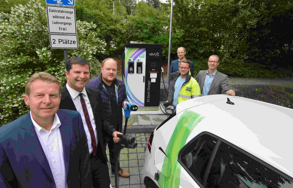 Schnellladesule fr Elektro-Autos am Bahnhof Kirchen eingeweiht
