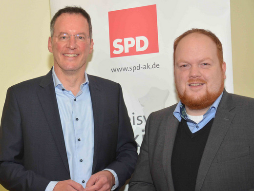 Der Mainzer Oberbrgermeister Michael Ebling (links) und SPD-Kreisvorsitzender und Kreistagsfraktionssprecher Andreas Hundhausen bei der Kreiskonferenz in Dermbach. (Foto: tt)