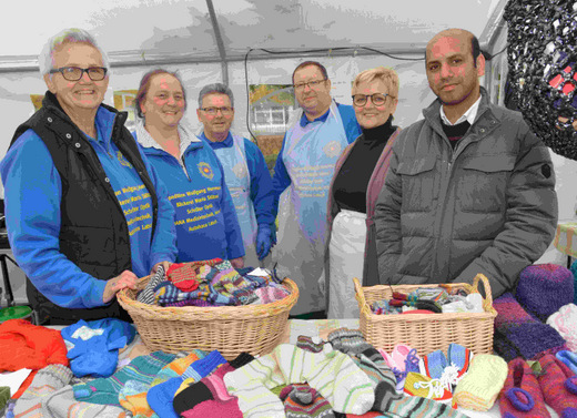 Waffeln und Wrstchen waren beim Freundeskreis Sonnenstrahlen fr Owerri so schnell ausverkauft wie noch nie, Socken und Selbstgestricktes gab es noch zu kaufen, fr den guten Zweck. (Foto: tt)